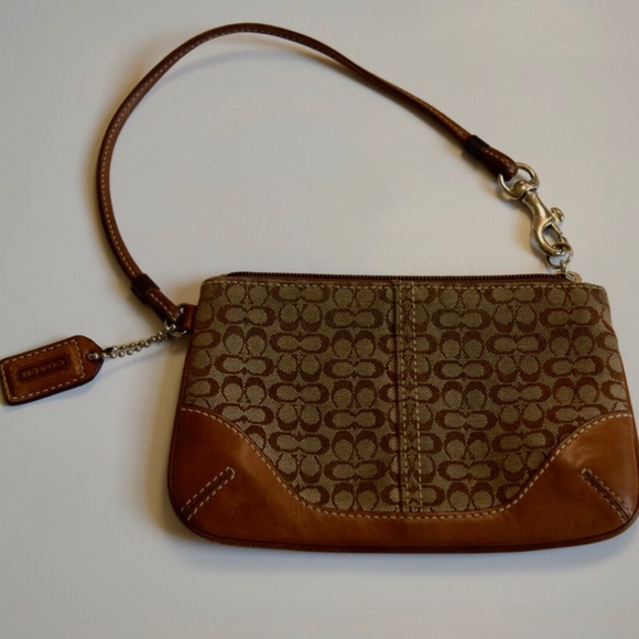 Authentic, vintage logo COACH wristlet! - Picture 4 of 4